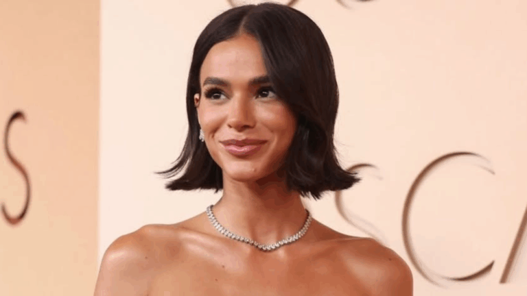 Ousadia: Bruna Marquezine é flagrada aos beijos em restaurante no Rio