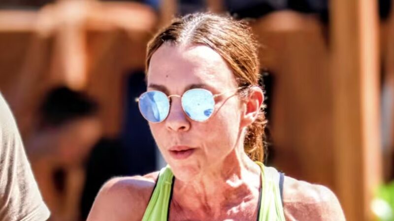 Atriz de ‘Três Graças’ chama atenção ao exibir braços musculosos em passeio na praia