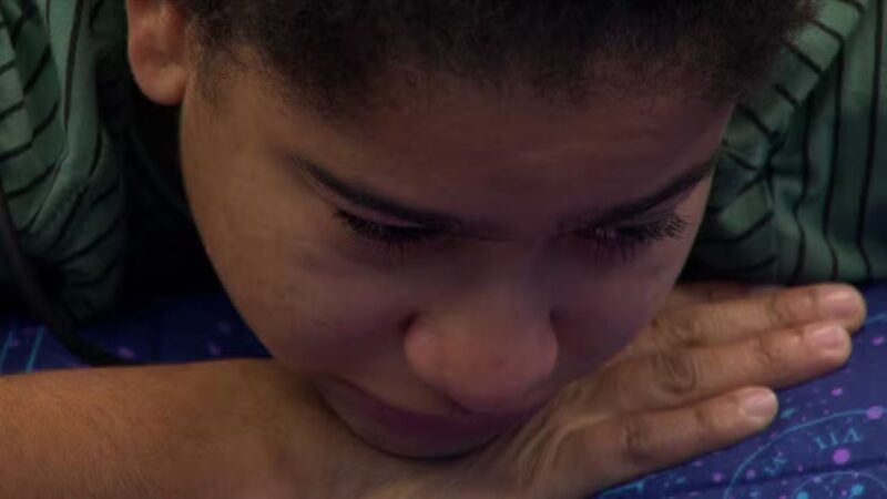 ‘BBB 26’: Milena cai no choro e confronta Juliano após acusação de punição proposital
