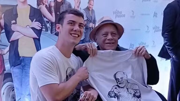 Tonico Pereira aparece em cadeira de rodas em pré-estreia e esposa explica estado de saúde