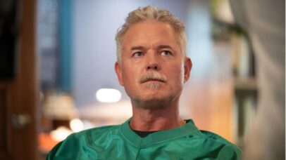 Eric Dane como Cal Jacobs em Euphoria, com cabelo grisalho e bigode, vestindo uma camisa verde.