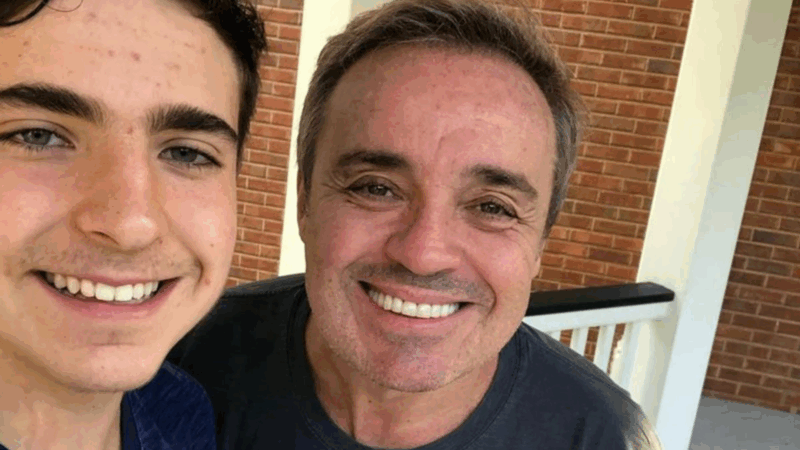 Filho de Gugu, João Augusto relembra última viagem com o pai e web comenta: ‘Sem talento’