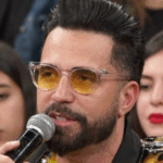 Latino exibe harmonização facial ao lado da esposa em festival; confira o resultado