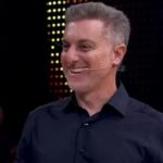 Luciano Huck passa vergonha ao fazer pudim e recebe ‘bronca’ de jogador