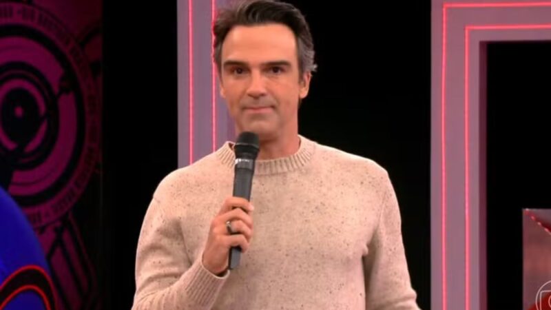 Tadeu Schmidt apresentando uma edição do BBB - (Reprodução: Globoplay)