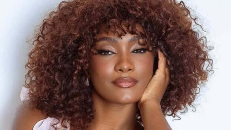 Cabelo de Erika Januza em festa de nova novela rende comentários: ‘Nossa…’