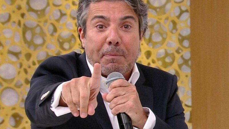 Veja o momento em que João Kleber deixa o estúdio da RedeTV! e flagra traição