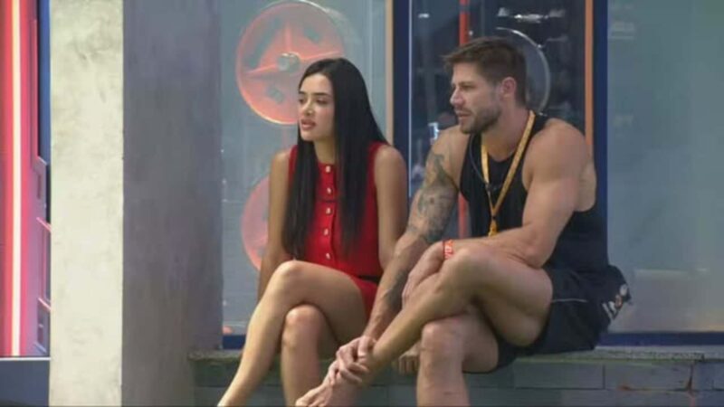 ‘BBB 26’: Jonas e Jordana esculacham Ana Paula por trás: ‘Arregona’