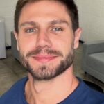 Quem é? Ex-BBB Jonas é flagrado aos beijos e web se surpreende: ‘Nossa’