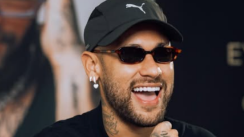 Neymar vira assunto ao aparecer comendo marmita em mansão