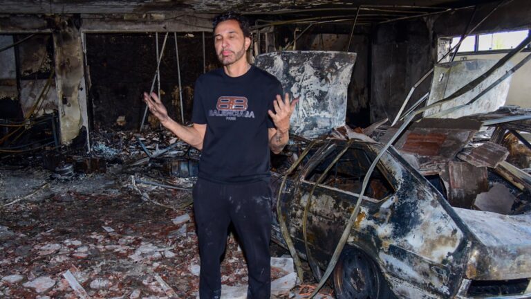Pai de MC Gui se emociona ao mostrar bíblia intacta após incêndio destruir casa
