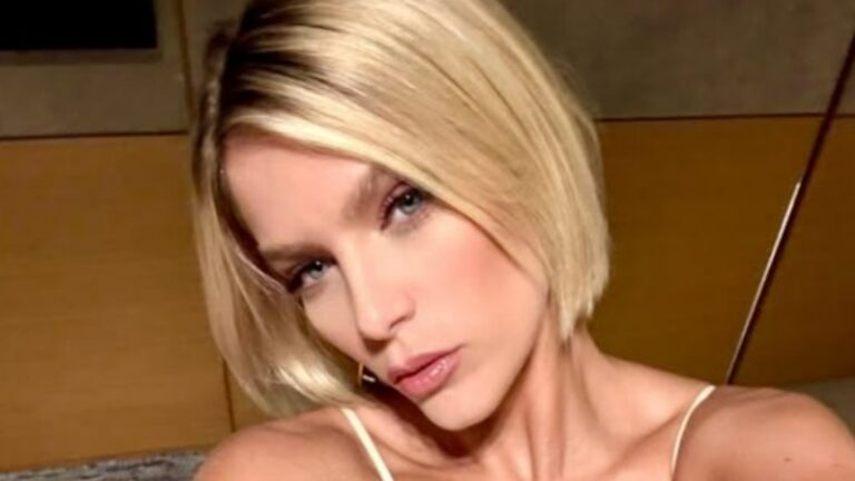 Exagerou? Isabella Santoni posa com look de plumas em plena luz do dia e web reage