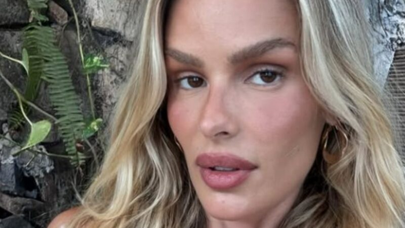 Após perder 25 kg, Yasmin Brunet choca ao exibir barriga trincada ao usar fio-dental