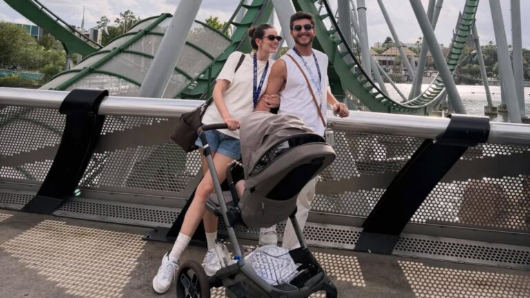 Camila Queiroz e Klebber Toledo abrem álbum de férias em Orlando com a filha: ‘Encantada’
