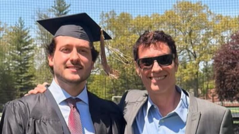 Dinho Ouro Preto surge com look diferentão na formatura do filho e choca a web: ‘Nem parece’