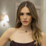 Isabelle Drummond chama atenção ao usar roupa simples em passeio com cachorro em shopping