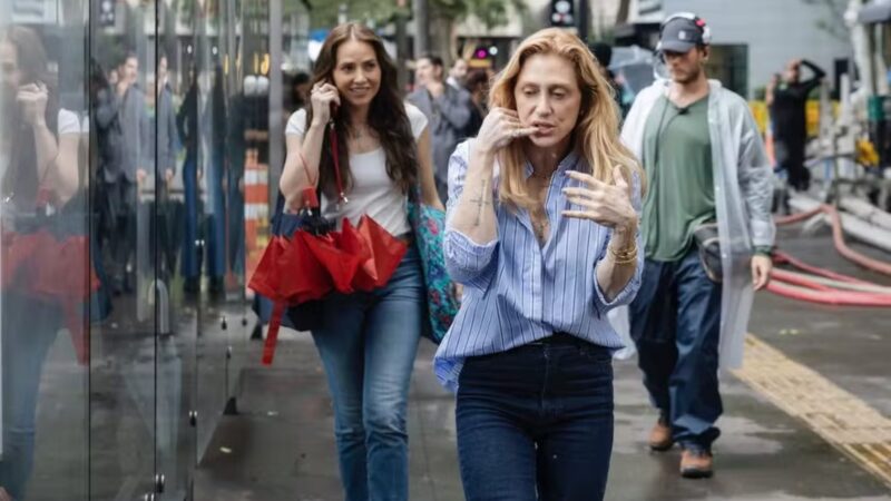 A diretora artística de Quem Ama Cuida Amora Mautner com a atriz Leticia Colin durante as gravações em São Paulo — Foto: Globo