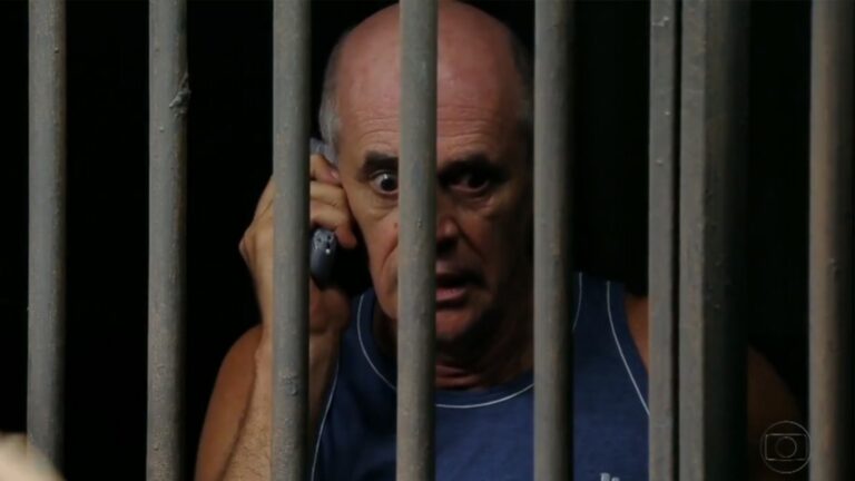 ‘Avenida Brasil’: Leleco é preso após se descontrolar por ciúmes de Tessália