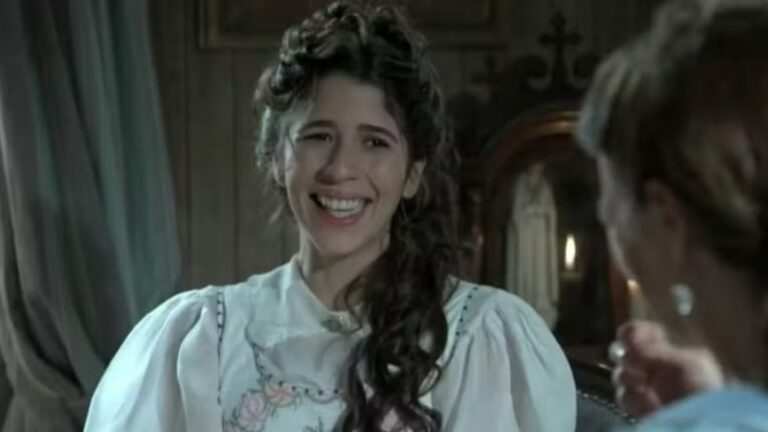 ‘Além do Tempo’: Isabel se empolga ao acreditar que Felipe pedirá a mão de Bianca em casamento