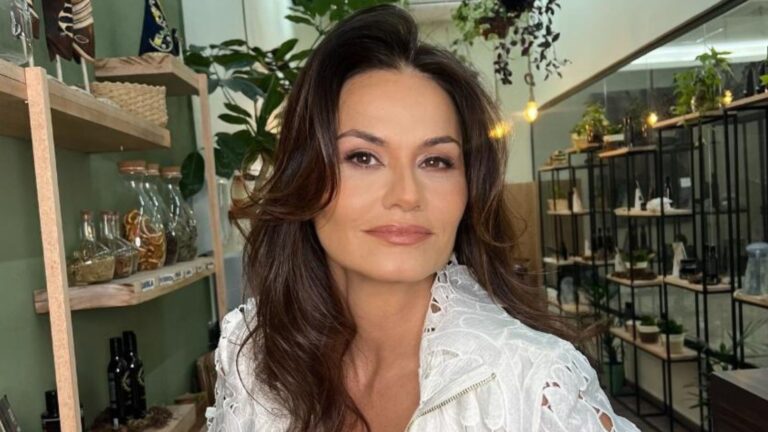 Magda Cotrofê faz aparição rara em evento e analisa possibilidade de desfilar de fio-dental