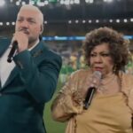 Belo e Alcione causam espanto ao cantar o Hino Nacional em jogo do Brasil: ‘Não sabem nem a letra’