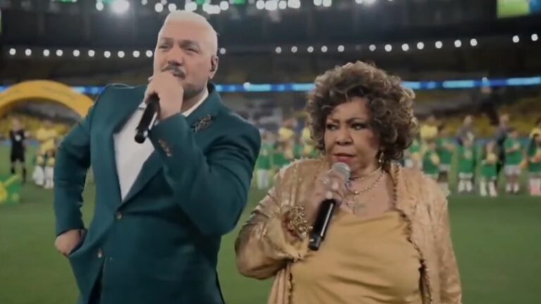 Belo e Alcione causam espanto ao cantar o Hino Nacional em jogo do Brasil: ‘Não sabem nem a letra’