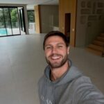 Jonas Sulzbach celebra conclusão de mansão em Alphaville iniciada com Mari Gonzalez