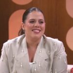 Grávida, Tati Machado se emociona no ‘Saia Justa’ e desabafa sobre anúncio: ‘Felicidade’