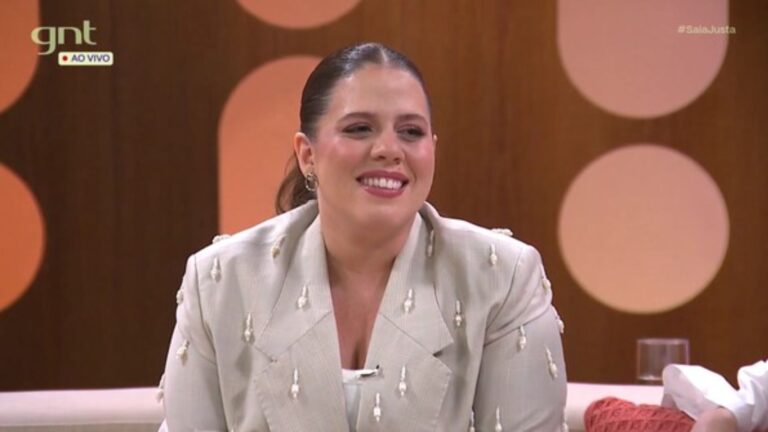 Grávida, Tati Machado se emociona no ‘Saia Justa’ e desabafa sobre anúncio: ‘Felicidade’