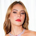 Paolla Oliveira brilha em festival na China com joia de R$ 600 mil e segurança exclusivo