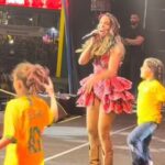 Filhas gêmeas de Ivete Sangalo invadem palco no São João e web decreta: ‘Não falha’