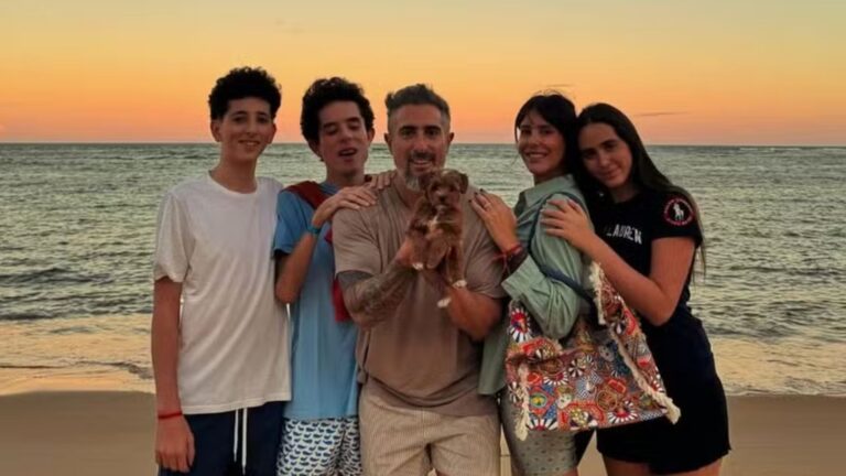 Marcos Mion celebra 47 anos ao vivo com a presença dos três filhos e da esposa