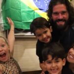 Alisson Becker, goleiro da Seleção, surge em momento raro com os três filhos em aniversário nos EUA