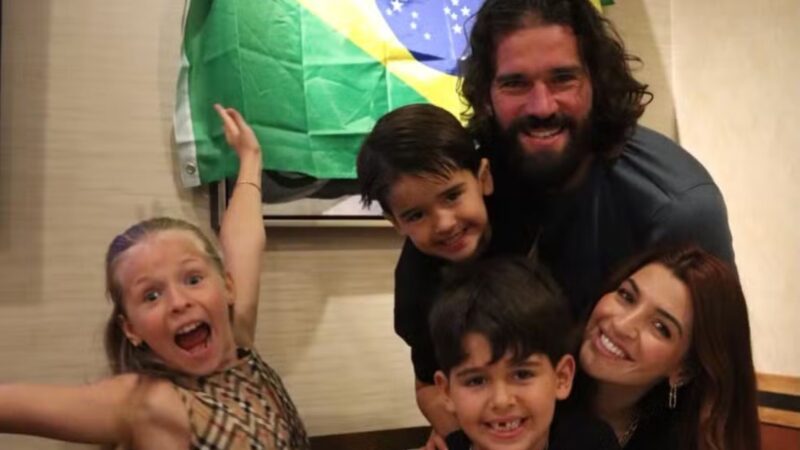 Alisson Becker, goleiro da Seleção, surge em momento raro com os três filhos em aniversário nos EUA - Reprodução/Instagram