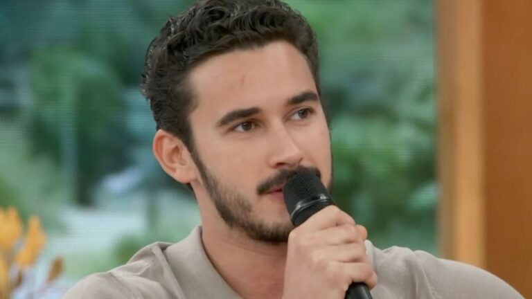 Protagonista de ‘Coração Acelerado’ assume relação com atriz da novela: ‘Momento certo’