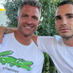 Irmão do ex-piloto Michael Schumacher surge aos beijos com o marido em lua-de-mel