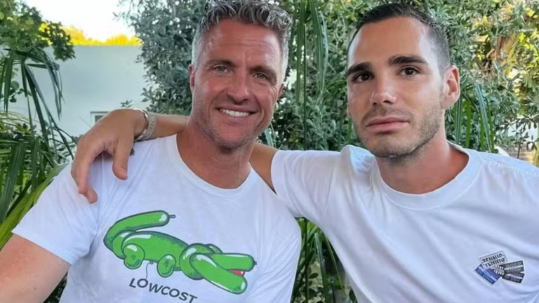 Irmão do ex-piloto Michael Schumacher surge aos beijos com o marido em lua-de-mel