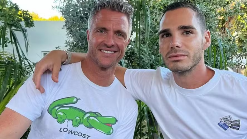 Irmão do ex-piloto Michael Schumacher surge aos beijos com o marido em lua-de-mel