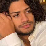 Gabriel Santana revela motivo de manter namoro secreto: ‘Mostrar menos’