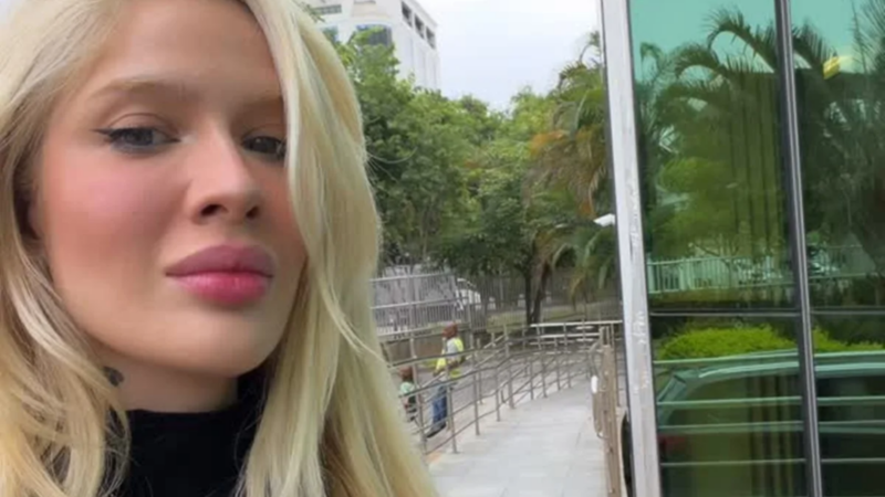Guerreira Karoline Lima mostra que machucou os pés na cobertura da Copa do Mundo