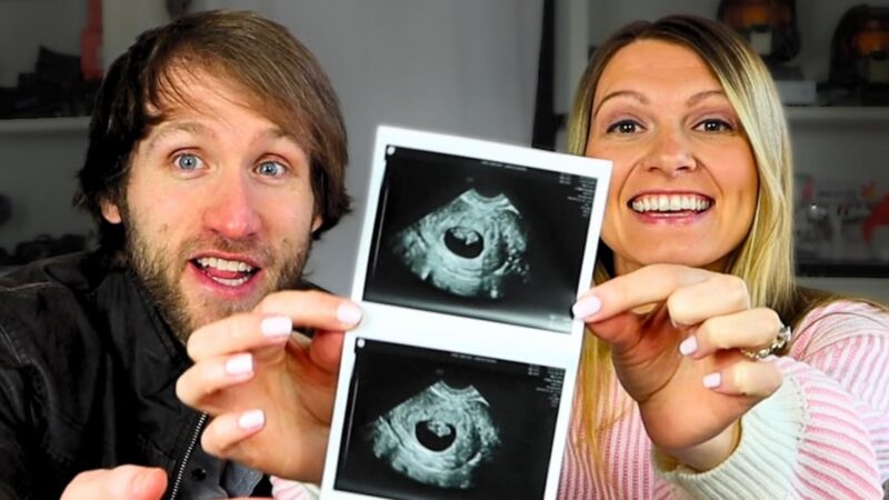 Jesse Ridgway, famoso youtuber, com a esposa, Ashley Ridgway