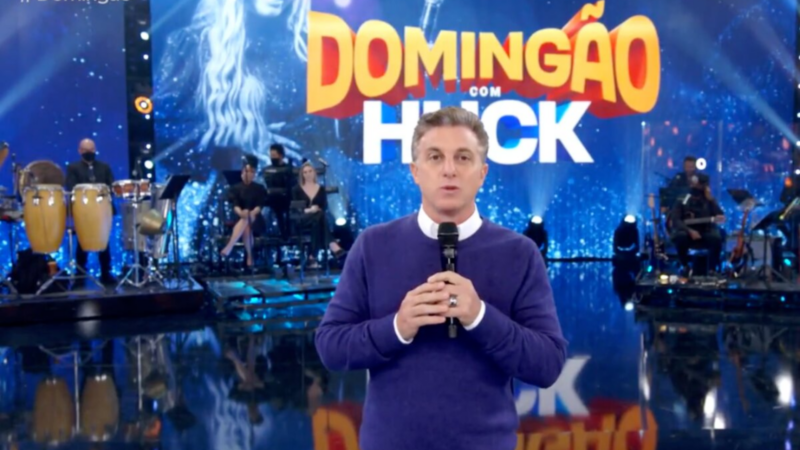 Luciano Huck passa sufoco após cenário do 'Domingão' quebrar ao vivo