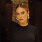 Paolla Oliveira usa vestido ousado na China e choca os fãs: ‘Vai ficar pra fora’