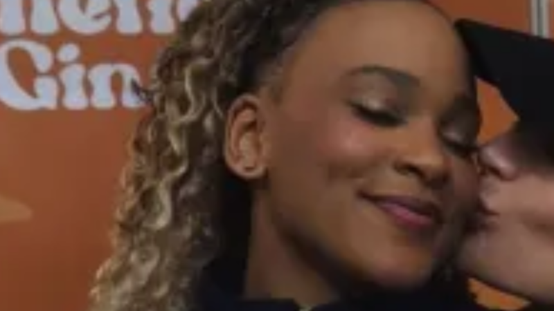 Rebeca Andrade surge ao lado da namorada: 'Te amo'