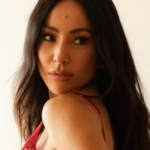 Sabrina Sato exibe barriguinha de grávida pela primeira vez