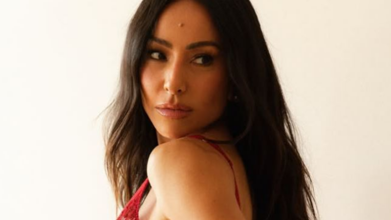 Sabrina Sato exibe barriguinha de grávida pela primeira vez
