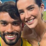 Ela foi de chinelo? Look da esposa de Lucas Paquetá rouba a cena em jogo do Brasil