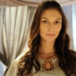 ‘Jesus’: Maria Madalena finalmente chega à cidade, acompanhada de luxuosa comitiva