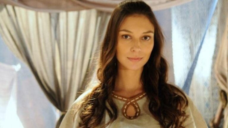 ‘Jesus’: Maria Madalena finalmente chega à cidade, acompanhada de luxuosa comitiva