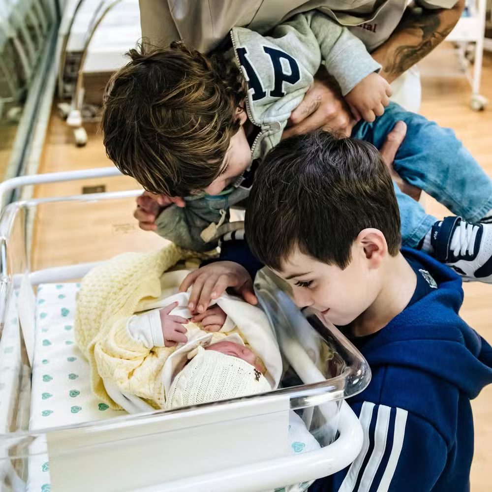 Os filhos mais velhos de Sthefany Brito conhecendo o caçula, Filippo - (Reprodução: Instagram)